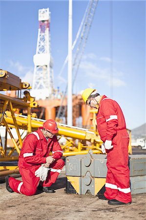 Workers on oil rig examining equipment Photographie de stock - Premium Libres de Droits, Code: 6122-07700870