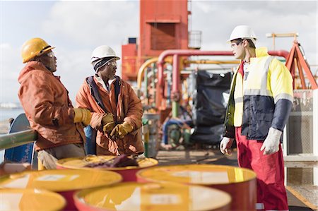 simsearch:649-04827679,k - Workers talking on oil rig Photographie de stock - Premium Libres de Droits, Code: 6122-07700872