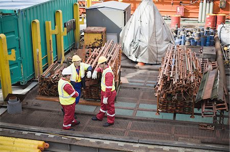 Workers talking on oil rig Photographie de stock - Premium Libres de Droits, Code: 6122-07700875