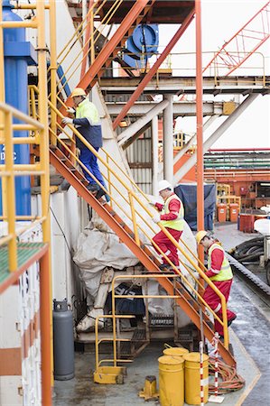 Workers climbing stairs on oil rig Foto de stock - Sin royalties Premium, Código: 6122-07700876