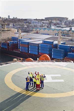 Workers talking on helipad of oil rig Photographie de stock - Premium Libres de Droits, Code: 6122-07700879