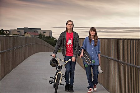 Teenagers with bicycle and skateboard Foto de stock - Sin royalties Premium, Código: 6122-07701014