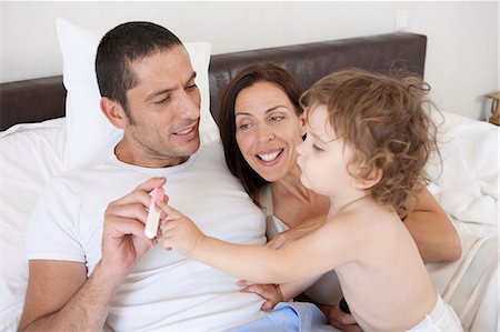 pregnant couple couch - Family playing in bed together Photographie de stock - Premium Libres de Droits, Code: 6122-07701121