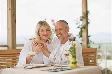 simsearch:6122-07704030,k - Couple in bathrobes having breakfast Foto de stock - Sin royalties Premium, Código: 6122-07701430