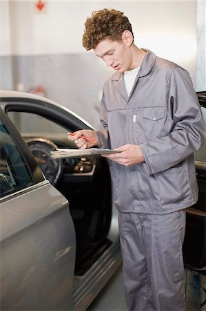simsearch:6113-07565072,k - Mechanic examining car in garage Stock Photo - Premium Royalty-Free, Code: 6122-07701513