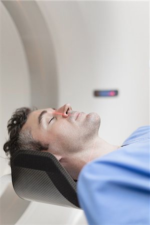 simsearch:6122-07699186,k - Patient laying in CT scanner in hospital Photographie de stock - Premium Libres de Droits, Code: 6122-07701699