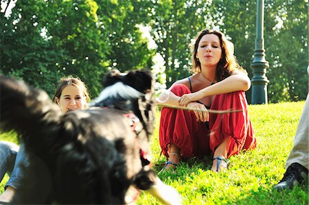 simsearch:6111-06727962,k - Woman playing with dog in park Foto de stock - Royalty Free Premium, Número: 6122-07701600