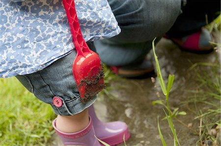 pá de jardim - Toddler girl holding dirty shovel Foto de stock - Royalty Free Premium, Número: 6122-07701805
