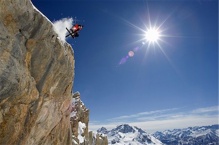 simsearch:6122-07703333,k - Skier in midair on snowy mountain Foto de stock - Sin royalties Premium, Código: 6122-07701815