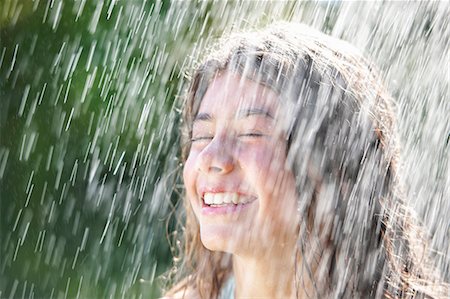 photo wet kids - Girl playing in rain Foto de stock - Sin royalties Premium, Código: 6122-07702074