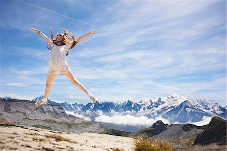 simsearch:6122-07703940,k - Girl jumping in rocky landscape Foto de stock - Royalty Free Premium, Número: 6122-07702038