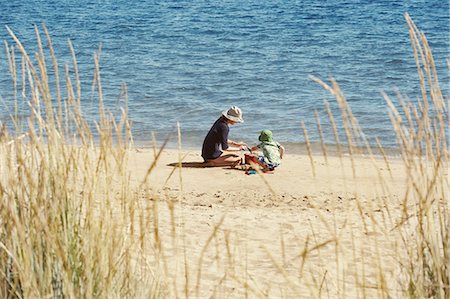 simsearch:6126-09103932,k - Mother and child playing on beach Photographie de stock - Premium Libres de Droits, Code: 6122-07702188