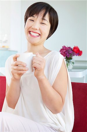 simsearch:614-02613098,k - Smiling woman drinking cup of coffee Stockbilder - Premium RF Lizenzfrei, Bildnummer: 6122-07702132