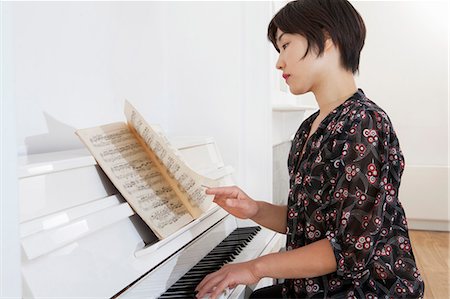 simsearch:6122-07704043,k - Woman playing piano at home Stock Photo - Premium Royalty-Free, Code: 6122-07702137