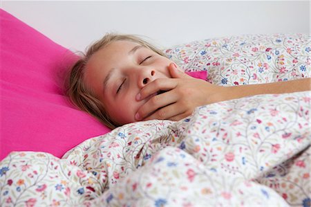 simsearch:649-05556276,k - Close up of girl yawning in bed Stock Photo - Premium Royalty-Free, Code: 6122-07702332