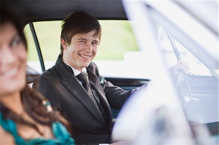 Teenagers driving car in formal wear Foto de stock - Sin royalties Premium, Código: 6122-07702573