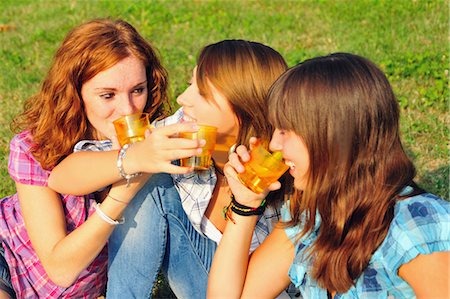 simsearch:649-06488523,k - Teenage girls picnicking in rural field Stock Photo - Premium Royalty-Free, Code: 6122-07702575
