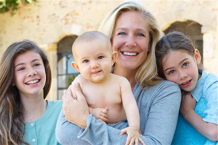 simsearch:649-09003883,k - Mother and daughters hugging outdoors Foto de stock - Sin royalties Premium, Código: 6122-07702583