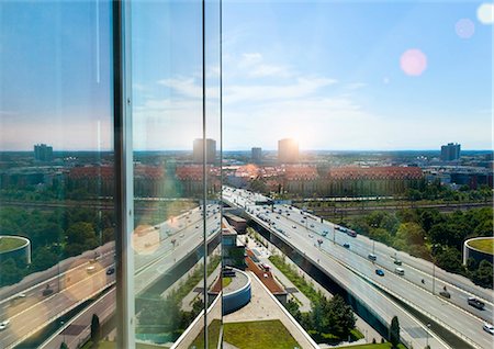 Glass building overlooking city center Foto de stock - Sin royalties Premium, Código: 6122-07702690