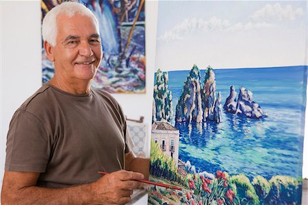 Older artist painting in studio Foto de stock - Royalty Free Premium, Número: 6122-07702754