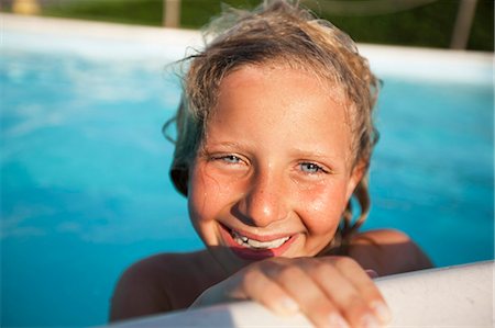 swimming pool leaning on edge - Smiling girl in swimming pool Stock Photo - Premium Royalty-Free, Code: 6122-07702816