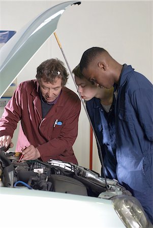 Teacher helping students with car engine Photographie de stock - Premium Libres de Droits, Code: 6122-07702831