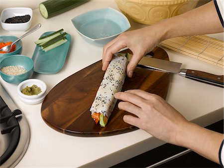 rolling over - Woman rolling sushi at table Foto de stock - Sin royalties Premium, Código: 6122-07702980