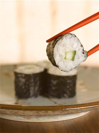 simsearch:649-05656794,k - Close up of chopsticks holding sushi Stockbilder - Premium RF Lizenzfrei, Bildnummer: 6122-07702997