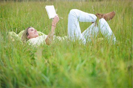 Woman reading in tall grass Stock Photo - Premium Royalty-Free, Code: 6122-07703054
