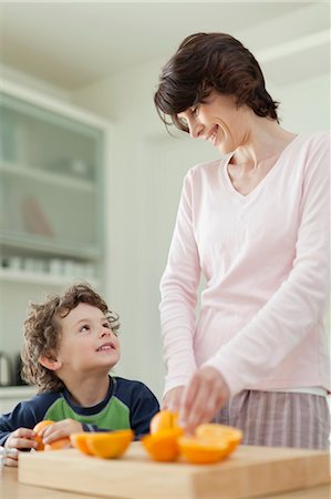 Mother and son having breakfast Foto de stock - Sin royalties Premium, Código: 6122-07703067