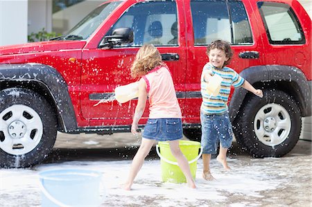 Children playing and washing car Foto de stock - Sin royalties Premium, Código: 6122-07703083