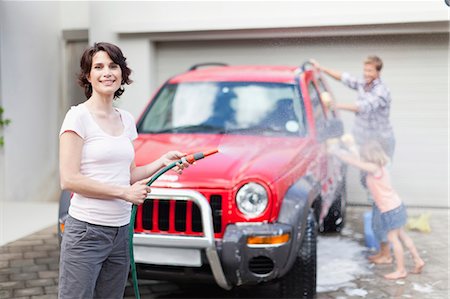 Family washing car together Foto de stock - Sin royalties Premium, Código: 6122-07703082