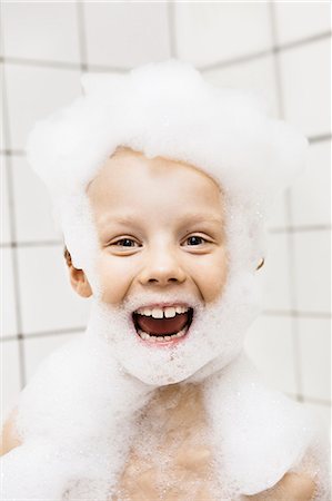 Boy playing with bubbles in bath Photographie de stock - Premium Libres de Droits, Code: 6122-07703013