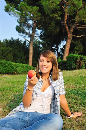 simsearch:6122-07703483,k - Teenage girl eating fruit in backyard Fotografie stock - Premium Royalty-Free, Codice: 6122-07703030