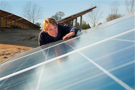 responsible technician - Worker examining solar panels Photographie de stock - Premium Libres de Droits, Code: 6122-07703266