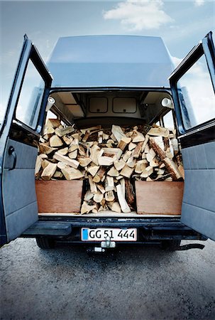 Firewood piled in van Foto de stock - Sin royalties Premium, Código: 6122-07703268