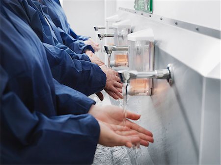 Workers washing their hands in sink Stockbilder - Premium RF Lizenzfrei, Bildnummer: 6122-07703273