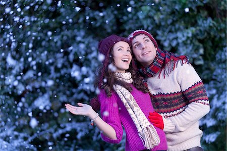 simsearch:6108-06166423,k - Smiling couple hugging in snow Fotografie stock - Premium Royalty-Free, Codice: 6122-07703275