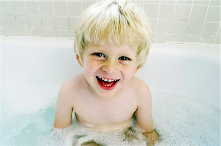 Smiling boy sitting in bath Stock Photo - Premium Royalty-Free, Code: 6122-07703289