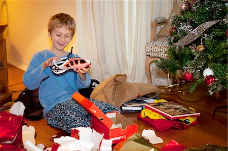 Boy opening Christmas presents Stock Photo - Premium Royalty-Free, Code: 6122-07703291