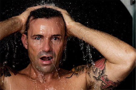 douche - Man washing his hair in shower Photographie de stock - Premium Libres de Droits, Code: 6122-07703396