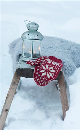 Mittens and lantern in snowy field Photographie de stock - Premium Libres de Droits, Code: 6122-07703304