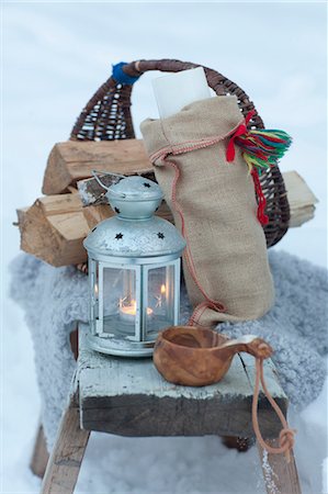 Basket, lantern, wooden cup in snow Stock Photo - Premium Royalty-Free, Code: 6122-07703305