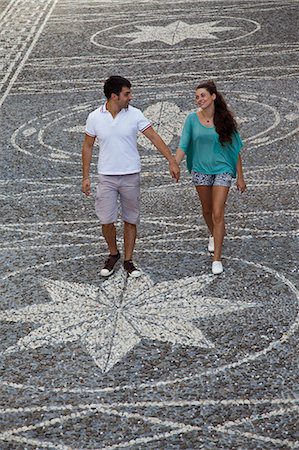 simsearch:649-05658419,k - Couple walking on ornate city street Photographie de stock - Premium Libres de Droits, Code: 6122-07703487