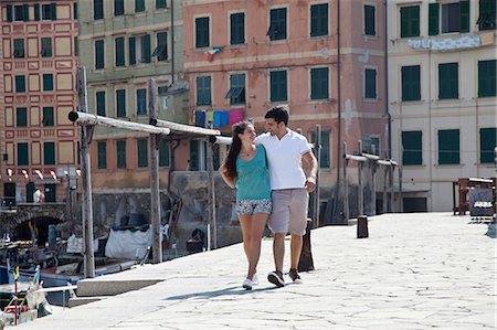 simsearch:649-05658419,k - Couple walking along urban pier Photographie de stock - Premium Libres de Droits, Code: 6122-07703490