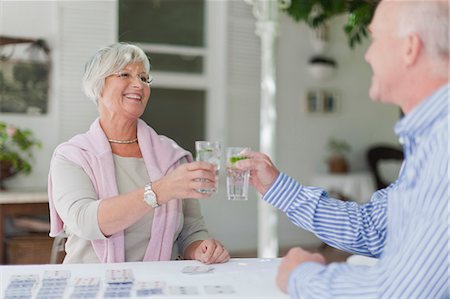 paciência - Older couple toasting each other Foto de stock - Royalty Free Premium, Número: 6122-07703558