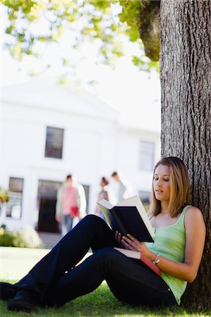 simsearch:6122-07703602,k - Student reading in grass on campus Foto de stock - Sin royalties Premium, Código: 6122-07703577