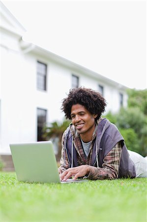 Student using laptop on grass on campus Photographie de stock - Premium Libres de Droits, Code: 6122-07703599