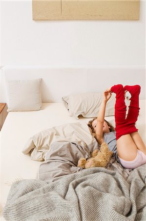 sous-vêtement - Girl getting dressed on bed Photographie de stock - Premium Libres de Droits, Code: 6122-07703518