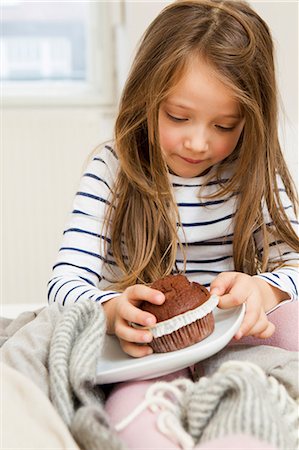 simsearch:6122-07703483,k - Girl eating chocolate muffin in bed Fotografie stock - Premium Royalty-Free, Codice: 6122-07703522